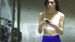 رجل ينقذ والملاعين سمراء في سن المراهقة