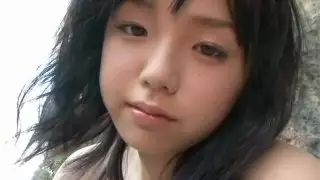 الجمال الياباني المنوم Ai Shinozaki يدور منحنياتها على الكاميرا