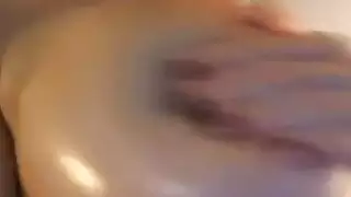 نموذج الهواة الساخن يلعب مع الثدي ضخمة يتأهل لها