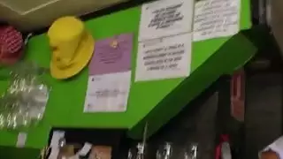 نادلة اليورو ومضات الثدي ومارس الجنس من قبل رجل غريب