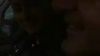 زوجين من ضجيجا العامة للكاميرا في الأماكن المغلقة
