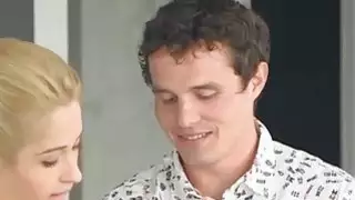 تظهر لك كيفية مص ديك