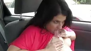 وشم المتأنق يستخدم قضيبه ليمارس الجنس مثير حورية