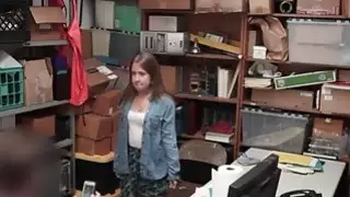 لطيف وسخيف في سن المراهقة shoplifter الملاعين صاحب المحل