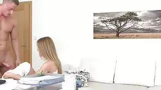 الجمال وكيل الإناث يمارس الجنس في المكتب