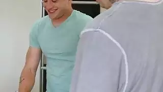 الحمار كبيرة سمراء كاريسا كين على ركبتيها انتقد doggystyle
