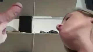 المعلم القديم الملاعين شقراء وودي هو بيع الأحذية إلى فينا لكنها