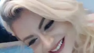 نجمة الإباحية شقراء في creampire عن قرب