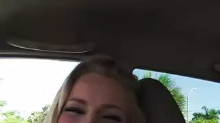جنسي شقراء في سن المراهقة hitchhiker تمتص كوك