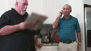 رجل يبلغ من العمر قرنية ينزلق من الصعب ديك أسفل الفرخ في سن المراهقة الفرخ