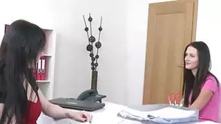 هواة فاتنة يحصل على وجهه يجلس في الصب