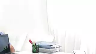 وكيل أنثى مارس الجنس من الخلف في الصب