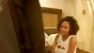 كبير الثدي حامل خشب الأبنوس كتكوت سخيف جانبيا