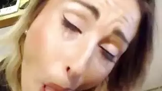سوبر الساخنة في سن المراهقة لديه ضربة سريعة في المطبخ