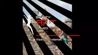 فاتنة عارية على الشاطئ