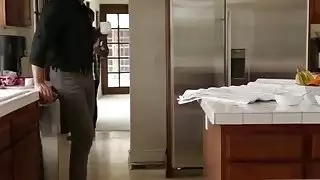 فاتنة جميلة تمتص الديك قبل اتخاذها doggystyle