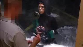 امرأة عربية يائسة تأخذ المال من الغريب مقابل الجنس