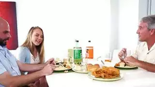 أليسا كول يغازل و الملاعين مع صديق الآباء