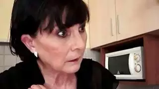 الجدات والفتيات الصغيرات الهرة لعق تجميع