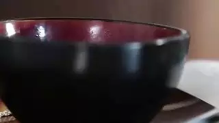 يأخذ الفرخ الشعر الداكن ديك كبيرة في الفم والعضو التناسلي النسوي