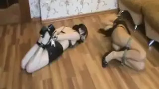 فتاتان مقيدتان ومكممتان على الأرض