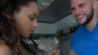 أقسم شعر فاتنة مجعد لامتصاص واللعنة نقدا