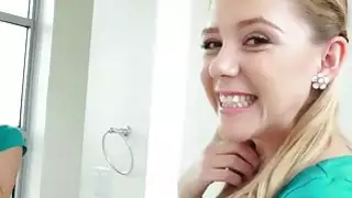 يذهب هولي ماك إلى الفم وهو يبتلعها