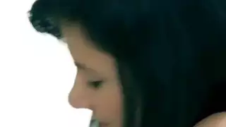 يمسح ثلاث أسياخ بعضها البعض على الطائر