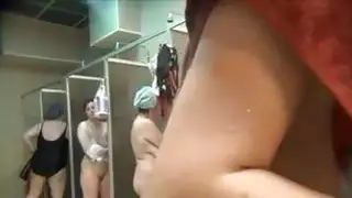 العديد من الفتيات العاريات معا في الحمام العام