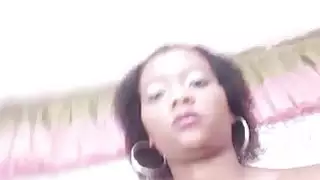الأبنوس camgirl مع كبير الثدي والحلمات الشوكولاته ضخمة