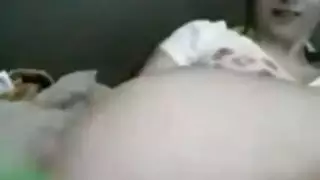 مقرف امرأة سمراء في سن المراهقة الملاعين كس مع لعبة الجنس الخضراء