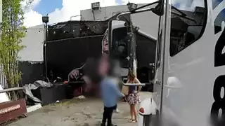 كبير الثدي في سن المراهقة يعمل سائقي شاحنة سحب الديك في سيارتها