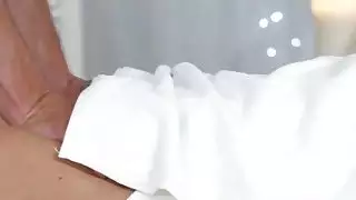 شقراء فاتنة شنقا لها كبير الثدي في حين مع اللسان handjob تدليك المعالج الديك
