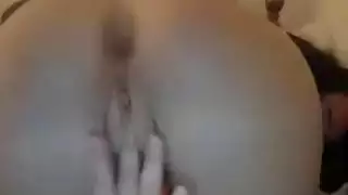امرأة سمراء في سن المراهقة أصابع الحمار وجمل في المنزل