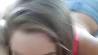 لينا تمتص رفقاء غرفتها الرطب كس في مشهد الهواة