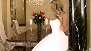 العروس في ثوب الزفاف الجميل نشر الساقين