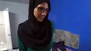 فاتنة العربية مع النظارات تمتص الديوك مقابل المال