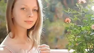 فاتنة فرك لها clits بحماس في الهواء الطلق