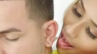 يدرك الحليف أن إخوانها مرهونون كما يمارسون الجنس ويقررون إعطائه HANDJOB