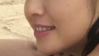الجيشا اليابانية الساخنة Megumi Kagurazaka يطرح في البيكينيات المختلفة في الهواء الطلق