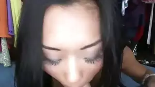خجولة عاهرة الآسيوية يبتلع حموله