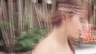 فتاة حلوة كيمي جرانجر تنشر ساقيها