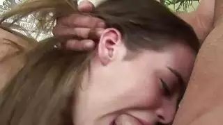 يحصل الحصول على throatfucked فاتنة الطبيعية مفلس