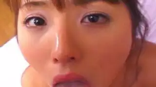 Kanako Enoki يعطي اللسان