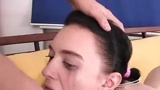 فاتنة ترويض فم مع ثقب لها بعقب سيئة