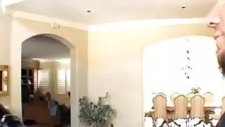 زوجة القذرة المسرات مع غرامة بوصة من الديك أسفل غنيمة لها ضيق