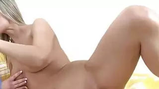 غير مطيع شقراء يجعل نفسها رطب
