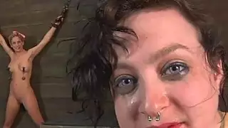 فتاة مقفلة يزيل ملابسها في الأسر