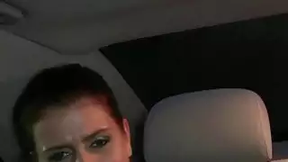 Babe يحصل الحمار شاعر في سيارة أجرة مزورة