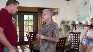 تشارلوت كروس تحصل على سباك لتنظيف أنابيبها